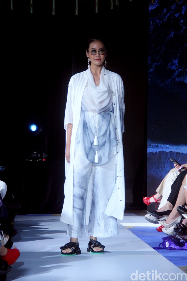 Fashion show koleksi terbaru Purana karya desainer Nonita Respati yang berlangsung di Raffles Hotel Jakarta, Senin [3/7/2023]. Nonita menghadirkan busana liburan dengan permainan bunga-bunga, tiga dimensi yang disebutnya sebagai wearable artwork. Foto: Mohammad Abduh/Detikcom.