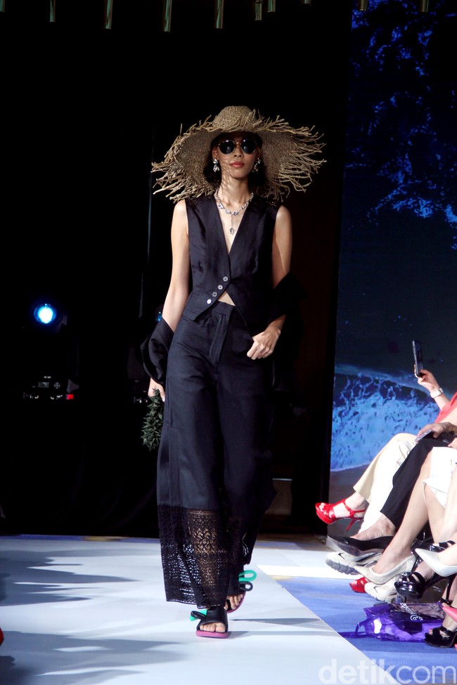 Fashion show koleksi terbaru Purana karya desainer Nonita Respati yang berlangsung di Raffles Hotel Jakarta, Senin [3/7/2023]. Nonita menghadirkan busana liburan dengan permainan bunga-bunga, tiga dimensi yang disebutnya sebagai wearable artwork. Foto: Mohammad Abduh/Detikcom.