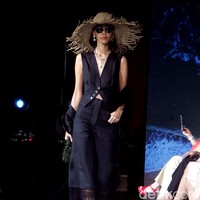 Fashion show koleksi terbaru Purana karya desainer Nonita Respati yang berlangsung di Raffles Hotel Jakarta, Senin [3/7/2023]. Nonita menghadirkan busana liburan dengan permainan bunga-bunga, tiga dimensi yang disebutnya sebagai wearable artwork. Foto: Mohammad Abduh/Detikcom.