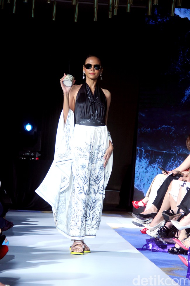 Fashion show koleksi terbaru Purana karya desainer Nonita Respati yang berlangsung di Raffles Hotel Jakarta, Senin [3/7/2023]. Nonita menghadirkan busana liburan dengan permainan bunga-bunga, tiga dimensi yang disebutnya sebagai wearable artwork. Foto: Mohammad Abduh/Detikcom.