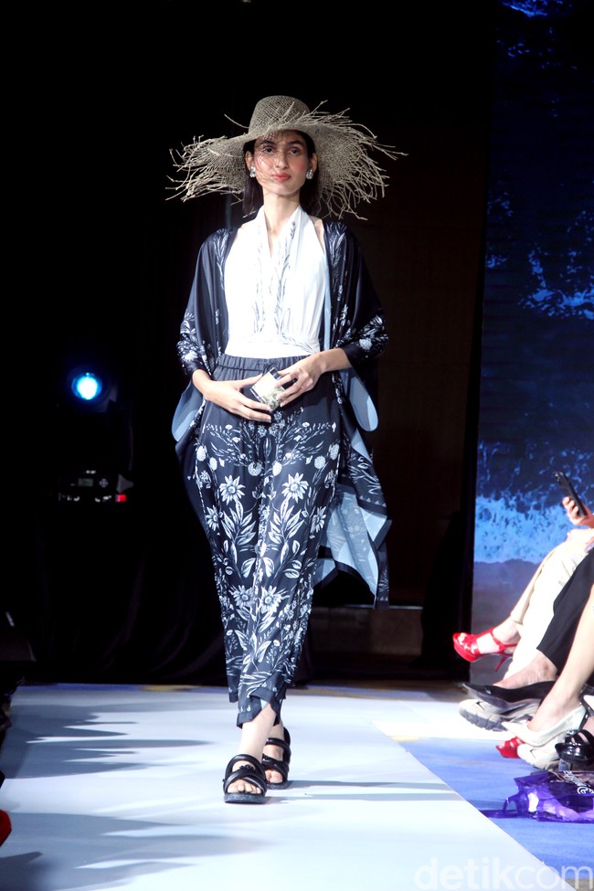 Fashion show koleksi terbaru Purana karya desainer Nonita Respati yang berlangsung di Raffles Hotel Jakarta, Senin [3/7/2023]. Nonita menghadirkan busana liburan dengan permainan bunga-bunga, tiga dimensi yang disebutnya sebagai wearable artwork. Foto: Mohammad Abduh/Detikcom.