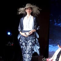 Fashion show koleksi terbaru Purana karya desainer Nonita Respati yang berlangsung di Raffles Hotel Jakarta, Senin [3/7/2023]. Nonita menghadirkan busana liburan dengan permainan bunga-bunga, tiga dimensi yang disebutnya sebagai wearable artwork. Foto: Mohammad Abduh/Detikcom.