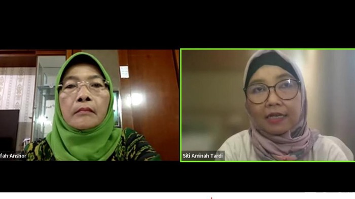 Komisioner Komnas Perempuan, Siti Aminah Tardi (kanan) dan  Maria Ulfah Anshor  (kiri).