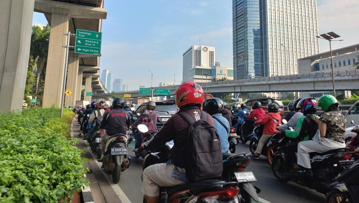Lalin Gatot Subroto Jaksel Padat Pagi Ini
