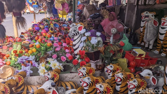 Lapak mainan gerabah di Pasar Malam Grebeg Besar Demak, Senin (3/7/2023).