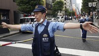 Polisi melakukan penutupan lokasi ledakan. Hal itu dilakukan agar warga tidak mendekat ke lokasi ledakan.  