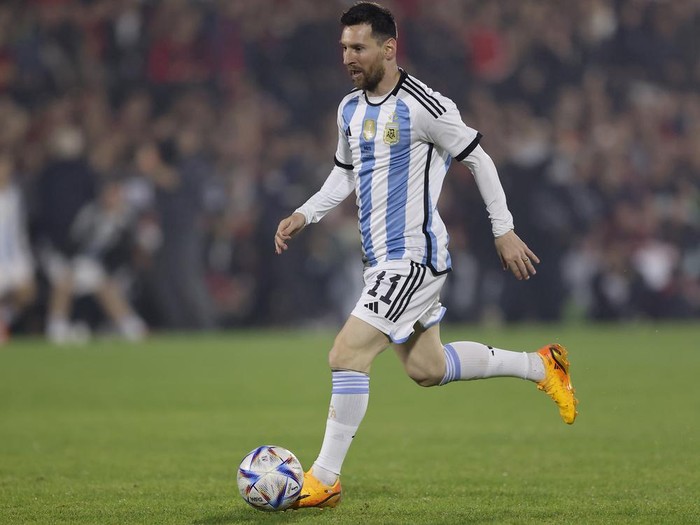 Lionel Messi controls the ball during Argentine soccer player Maximiliano Rodriguezs farewell match at the Marcelo Bielsa stadium in Rosario, Argentina, Saturday, June 24, 2023.(AP Photo/Nicolas Aguilera)