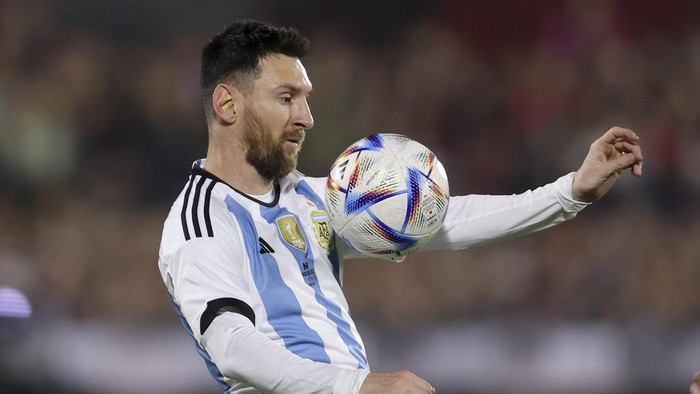 Lionel Messi controls the ball during Argentine soccer player Maximiliano Rodriguezs farewell match at the Marcelo Bielsa stadium in Rosario, Argentina, Saturday, June 24, 2023.(AP Photo/Nicolas Aguilera)