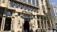 Area sekitar Masjidil Haram ternyata disesaki juga dengan banyak kios, restoran, dan bahkan pusat perbelanjaan. Tak jauh dari Masjidil Haram, bisa ditemukan juga pasar swalayan BinDawood. Seperti mall pada umumnya di Indonesia, bisa ditemukan berbagai kebutuhan di Bin Dawood. Dari kebutuhan sehari-hari, pakaian, mainan, dan perangkat elektronik.Foto: (Doni Wahyudi/detikcom)