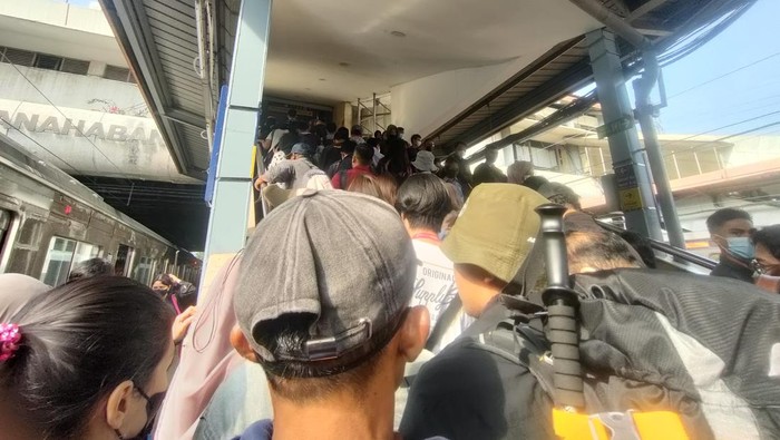 Long Weekend Usai, Stasiun Tanah Abang Kembali Dipadati Penumpang