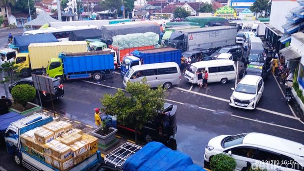 Urai Kemacetan Panjang Di Ketapang Kendaraan Dialihkan Lewat Jalur Lingkar