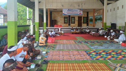 Mediasi antara warga dan prajuru desa adat terkait dugaan pemalsuan tanda tangan, oleh Kelian Desa Adat Sekumpul, Senin (3/7/2023). (Made Wijaya Kusuma)