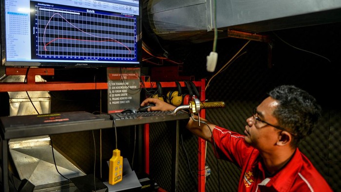 Mekanik melepas baterai motor bbm yang dikonversi ke motor listrik di bengkel Bacip Moto Shop di Bandung, Jawa Barat, Senin (3/7/2023). Bengkel Bacip Moto Shop binaan Bintang Racing Team tersebut merupakan bengkel resmi pemasangan, perawatan, pemeriksaan peralatan instalasi sistem penggerak motor listrik pada kendaraan bermotor dan mendapatkan lisensi Kementerian Perhubungan. Konversi motor tersebut dipatok dengan harga Rp9, 5 juta dengan jarak tempuh rata-rata 40 kilometer. ANTARA FOTO/Raisan Al Farisi/nz