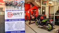Mekanik melakukan pengujian intensitas cahaya lampu motor bbm. Bengkel Bacip Moto Shop binaan Bintang Racing Team tersebut merupakan bengkel resmi pemasangan, perawatan, pemeriksaan peralatan instalasi sistem penggerak motor listrik pada kendaraan bermotor dan mendapatkan lisensi Kementerian Perhubungan. 