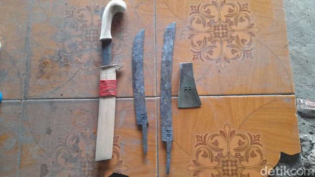 Melihat Warga Cintamulya Sumedang Sulap Besi Bekas Jadi Perkakas Pertanian