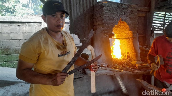Melihat Warga Cintamulya Sumedang Sulap Besi Bekas Jadi Perkakas Pertanian