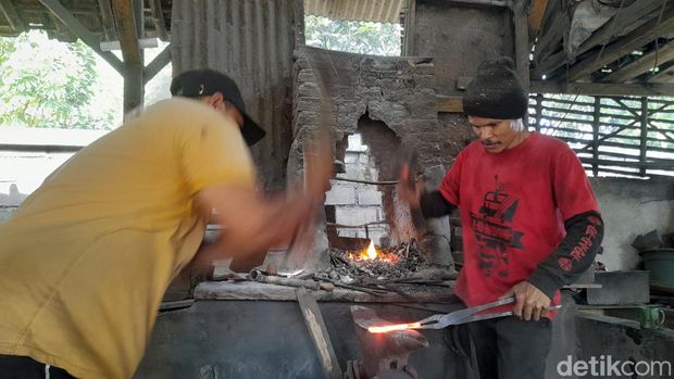 Melihat Warga Cintamulya Sumedang Sulap Besi Bekas Jadi Perkakas Pertanian