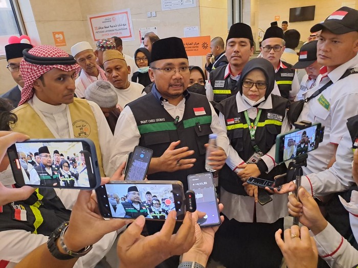 Menag Yaqut Cholil Qoumas saat pelepasan 369 jemaah haji dari embarkasi Batam (BTH) kloter 1 di Hotel Meezab Al Sabiq, Senin (3/7/2023).