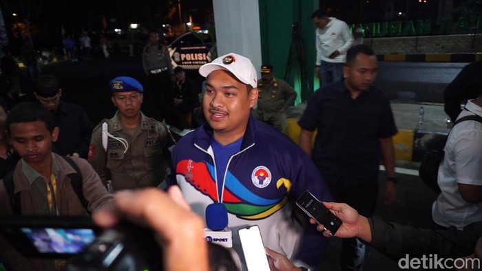 Menpora Dito Ariotedjo saat memberikan kepada awak media.