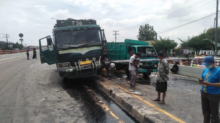 Mobil Colt Diesel terlibat tabrakan dengan satu unit truk di Fly Over Amplas. (Foto: Istimewa)