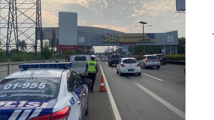 Mobil Pikap Pecah Ban, Tol Sedyatmo Bandara Soetta Arah Jakarta Tersendat