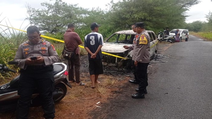 Kondisi mobil gosong saat pertama kali ditemukan di jalan penghubung Pantai Glagah - Pantai Congot, Temon, Kulon Progo, Selasa (27/6)