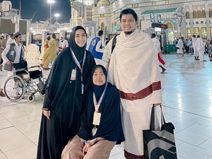Alhamdulillah... Oki Setiana Dewi Bawa Pulang Ibu ke Jakarta dari Makkah
