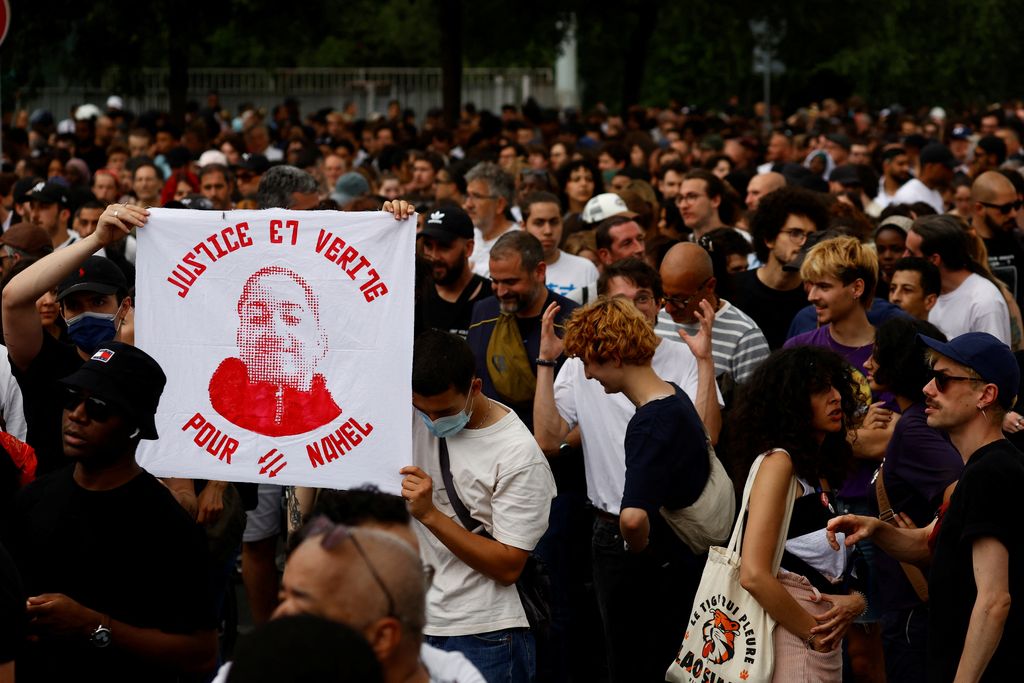 Orang-orang mengikuti pawai sebagai penghormatan kepada Nahel, seorang remaja berusia 17 tahun yang ditembak oleh seorang polisi Prancis saat menghentikan lalu lintas, di Nanterre, pinggiran kota Paris, Prancis, 29 Juni 2023. (REUTERS/SARAH MEYSSONNIER)