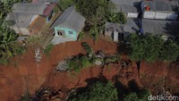 Longsor yang melanda satu rumah serta mengancam lima rumah lainnya di RT. 003/RW. 02, Kelurahan Pasir Putih, itu bermula dari sampah TPA Cipayung yang jatuh ke Kali Pesanggrahan menyumbat aliran air sehingga berbelok mendekati tanah area permukiman yang berada di pinggir kali.