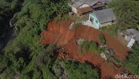 Longsor yang terjadi pada Jumat (30/6/2023) malam tersebut membuat halaman rumah hingga kandang hewan milik warga hilang terbawa longsor.