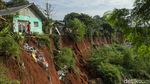 Overload, TPA Cipayung Depok Bikin Rumah Warga Longsor