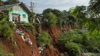 Longsor setinggi 15 meter itu kini mengancam 5 rumah warga.