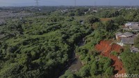 Rasa takut menghantui warga sekitar, bahkan hewan peliharaan yang terjun ke jurang pun hingga kini tak dapat dievakuasi.