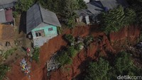 Kali Pesanggrahan yang menjadi pembatas perkampungan warga dengan TPU Cipayung kini kerap membuat rumah-rumah warga terancam longsor akibat tak adanya tanggul penahan. Warga berharap Pemkot Depok dapat menindaklanjuti terkait kejadian longsor yang mengancam warga sekitar.