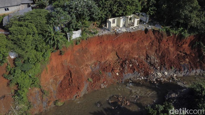 Longos menimpa sebuah rumah dan mengancam lima lainnya di kawasan TPA Cipayung, Depok, Jawa Barat. Insiden terjadi imbas TPA sudah overload.