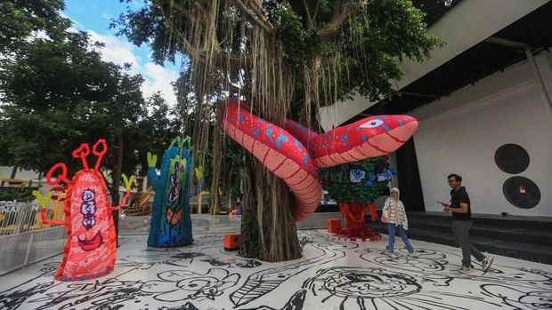 Pengunjung mengamati karya yang dipamerkan saat pameran seni rupa ARTJOG 2023 bertajuk Motif:Lamaran di Jogja National Museum (JNM), Yogyakarta, Senin (3/7/2023). Festival pameran seni rupa tahunan terbesar di Yogyakarta dengan melibatkan 73 seniman yang terdiri dari 51 seniman dewasa serta 22 seniman anak itu berlangsung hingga 27 Agustus 2023. ANTARA FOTO/Andreas Fitri Atmoko/aww.