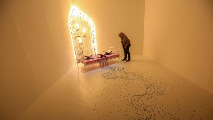 Pameran ARTJOG 2023 Pengunjung mengamati karya yang dipamerkan saat pameran seni rupa ARTJOG 2023 bertajuk Motif:Lamaran di Jogja National Museum (JNM), Yogyakarta, Senin (3/7/2023). Festival pameran seni rupa tahunan terbesar di Yogyakarta dengan melibatkan 73 seniman yang terdiri dari 51 seniman dewasa serta 22 seniman anak itu berlangsung hingga 27 Agustus 2023. ANTARA FOTO/Andreas Fitri Atmoko/aww.