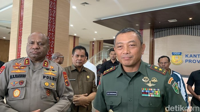 Pangdam XVII/Cenderawasih Mayjen Izak Pangemanan (kanan) bersama Kapolda Papua Irjen Mathius D. Fakhiri.