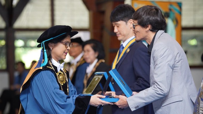 Panitia Sidang Terbuka ITB Peringatan 103 Tahun Pendidikan Tinggi Teknik di Indonesia (PTTI).