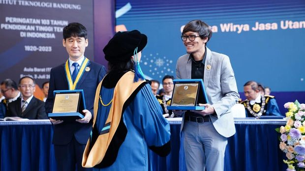 Panitia Sidang Terbuka ITB Peringatan 103 Tahun Pendidikan Tinggi Teknik di Indonesia (PTTI).