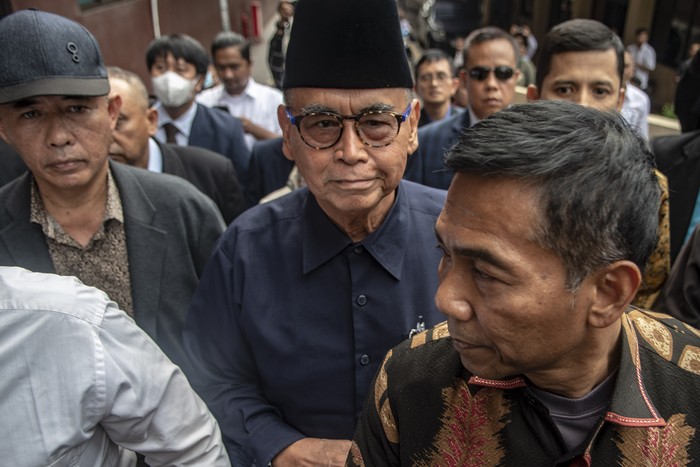 Pimpinan Pondok Pesantren Al Zaytun Panji Gumilang (tengah) berjalan saat akan menjalani pemeriksaan di Bareskrim Mabes Polri, Jakarta, Senin (3/7/2023). Panji Gumilang menjalani pemeriksaan sebagai terlapor terkait penistaan agama. ANTARA FOTO/Muhammad Adimaja/nz