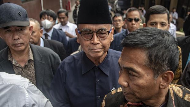 Pimpinan Pondok Pesantren Al Zaytun Panji Gumilang (tengah) berjalan saat akan menjalani pemeriksaan di Bareskrim Mabes Polri, Jakarta, Senin (3/7/2023). Panji Gumilang menjalani pemeriksaan sebagai terlapor terkait penistaan agama. ANTARA FOTO/Muhammad Adimaja/nz
