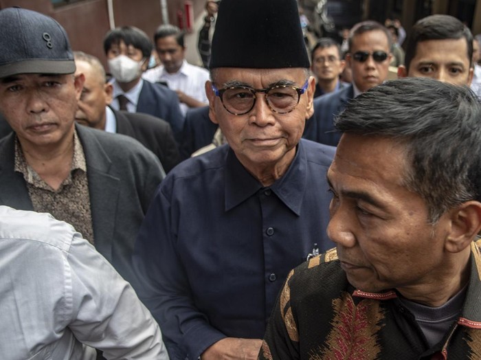 Pimpinan Pondok Pesantren Al Zaytun Panji Gumilang (tengah) berjalan saat akan menjalani pemeriksaan di Bareskrim Mabes Polri, Jakarta, Senin (3/7/2023). Panji Gumilang menjalani pemeriksaan sebagai terlapor terkait penistaan agama. ANTARA FOTO/Muhammad Adimaja/nz