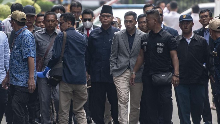 Panji Gumilang Jalani Pemeriksaan di Bareskrim Terkait Kasus Penistaan Agama Pimpinan Pondok Pesantren Al Zaytun Panji Gumilang (tengah) berjalan saat akan menjalani pemeriksaan di Bareskrim Mabes Polri, Jakarta, Senin (3/7/2023). Panji Gumilang menjalani pemeriksaan sebagai terlapor terkait penistaan agama. ANTARA FOTO/Muhammad Adimaja/nz