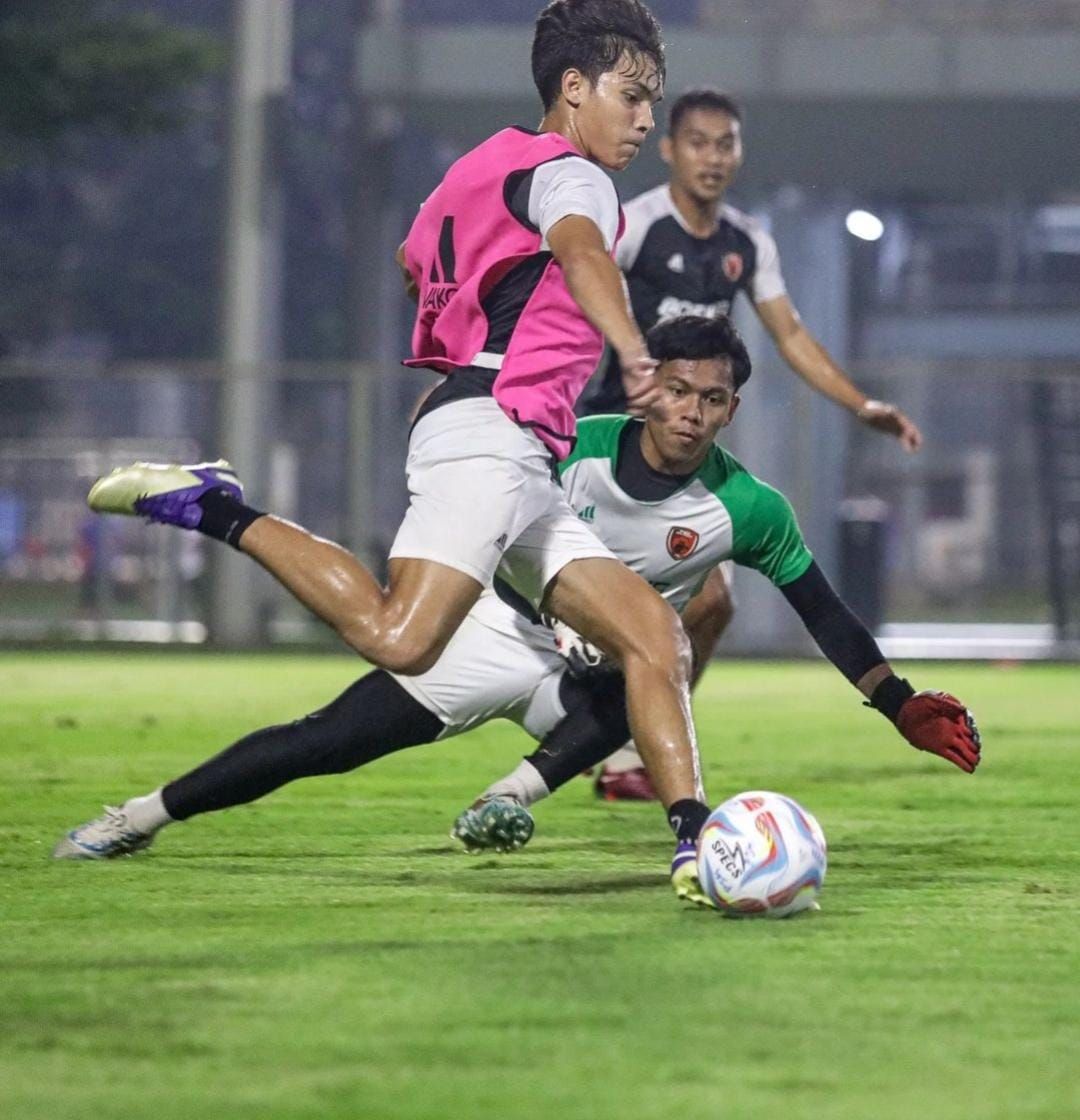 Pemain PSM Makassar Victor Dethan dan Raka Okta berlatih jelang melawan Persija Jakarta di laga perdana Liga 1 2023/2024.
