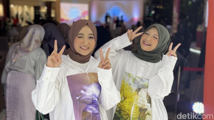 Pembawa acara Emeron Hijab Hunt 2023, kakak beradik Arafah Rianti dan Halda Rianta.