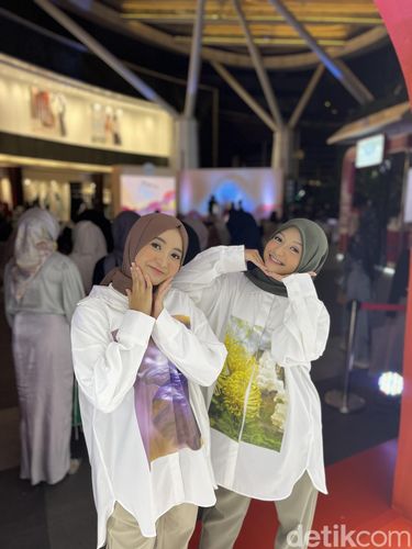 Pembawa acara Emeron Hijab Hunt 2023, kakak beradik Arafah Rianti dan Halda Rianta.