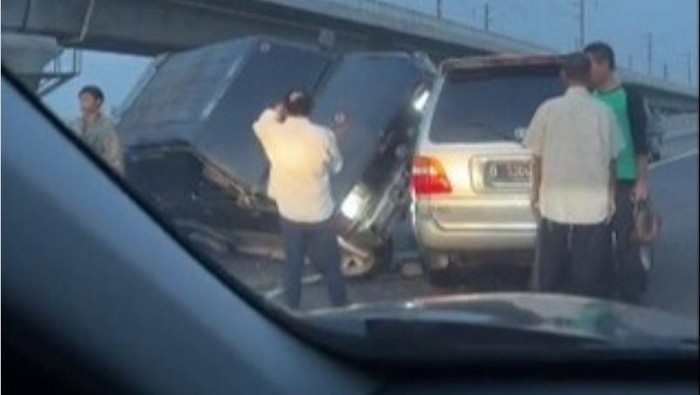 Penampakan 2 mobil di Tol MBZ arah Jakarta kecelakan