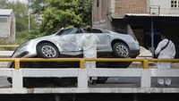 Mobil korban tampak menabrak jembatan.