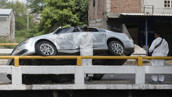 Penampakan Mobil Pria yang Dibunuh Orang Tak Dikenal di Meksiko Sejumlah orang bersenjata membajak mobil seorang pria di Apatzingan, Meksiko. Akibatnya, pria tersebut tewas.